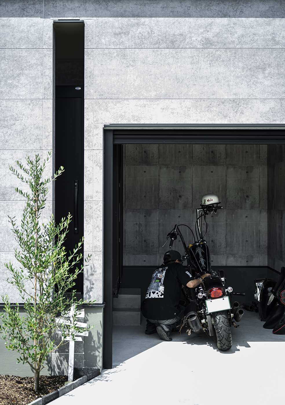 ブラックモダンスタイルなバイクガレージ