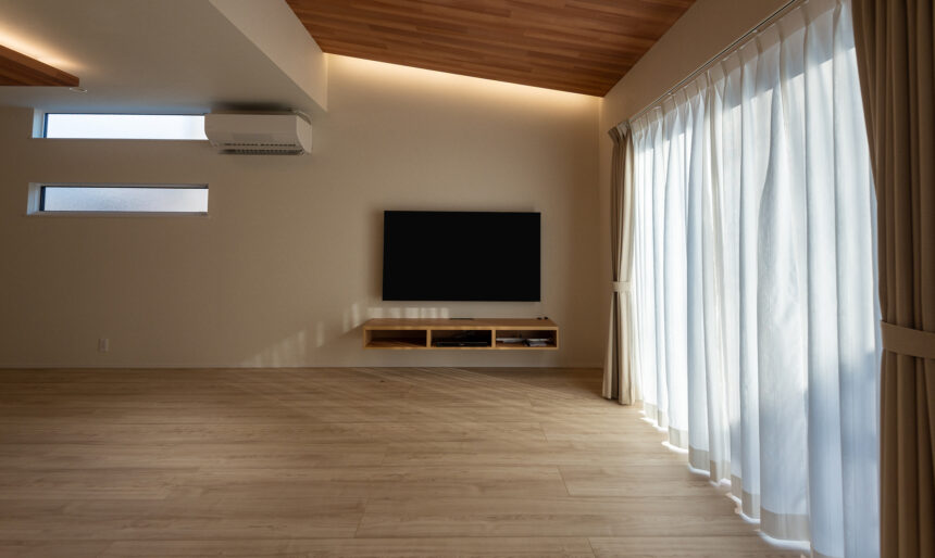 勾配天井と間接照明で魅せる、居心地のいいお家