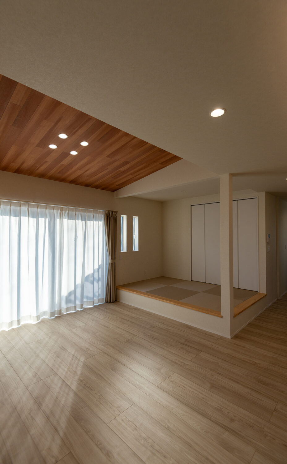 「勾配天井と間接照明で魅せる、居心地のいいお家」の写真