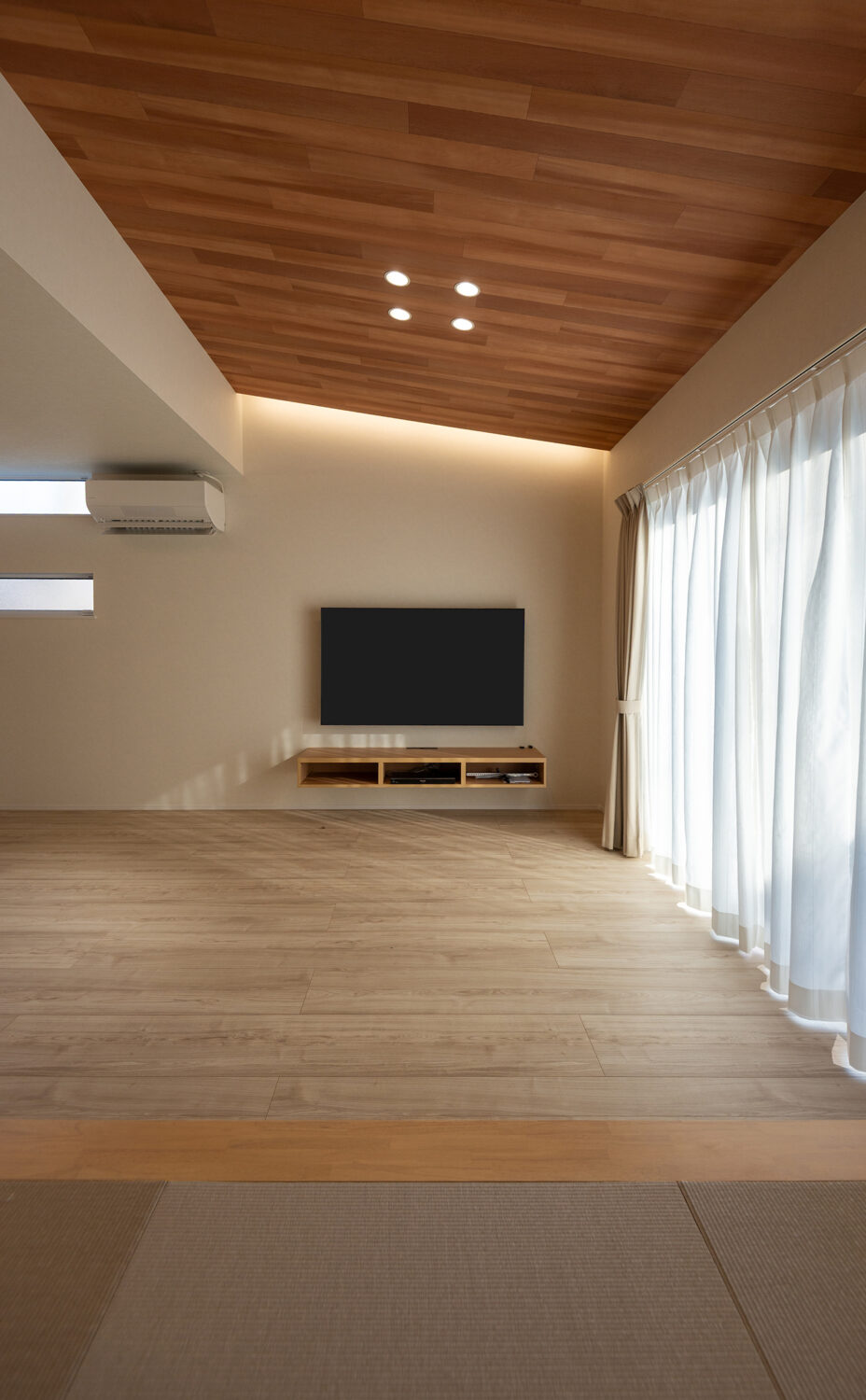 「勾配天井と間接照明で魅せる、居心地のいいお家」の写真