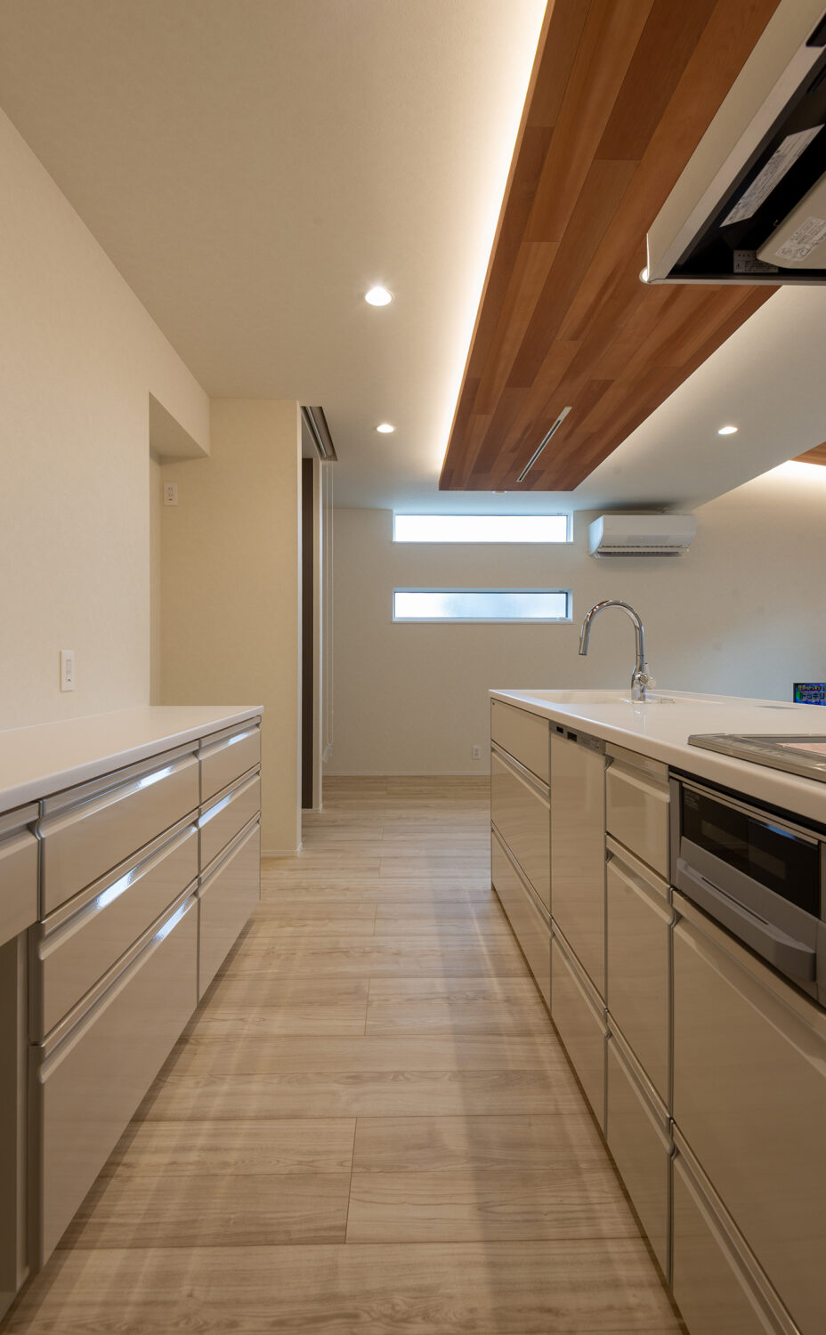 「勾配天井と間接照明で魅せる、居心地のいいお家」の写真