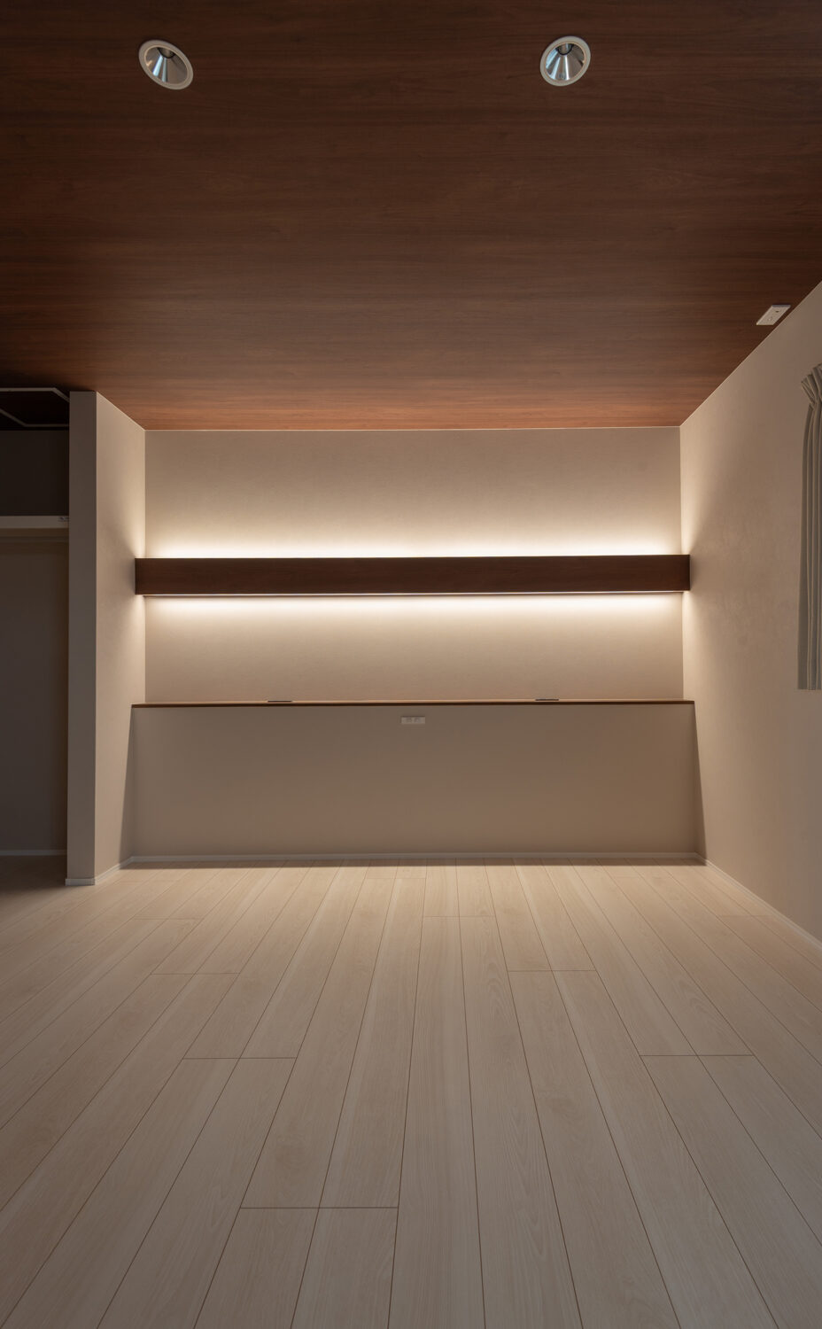 「勾配天井と間接照明で魅せる、居心地のいいお家」の写真