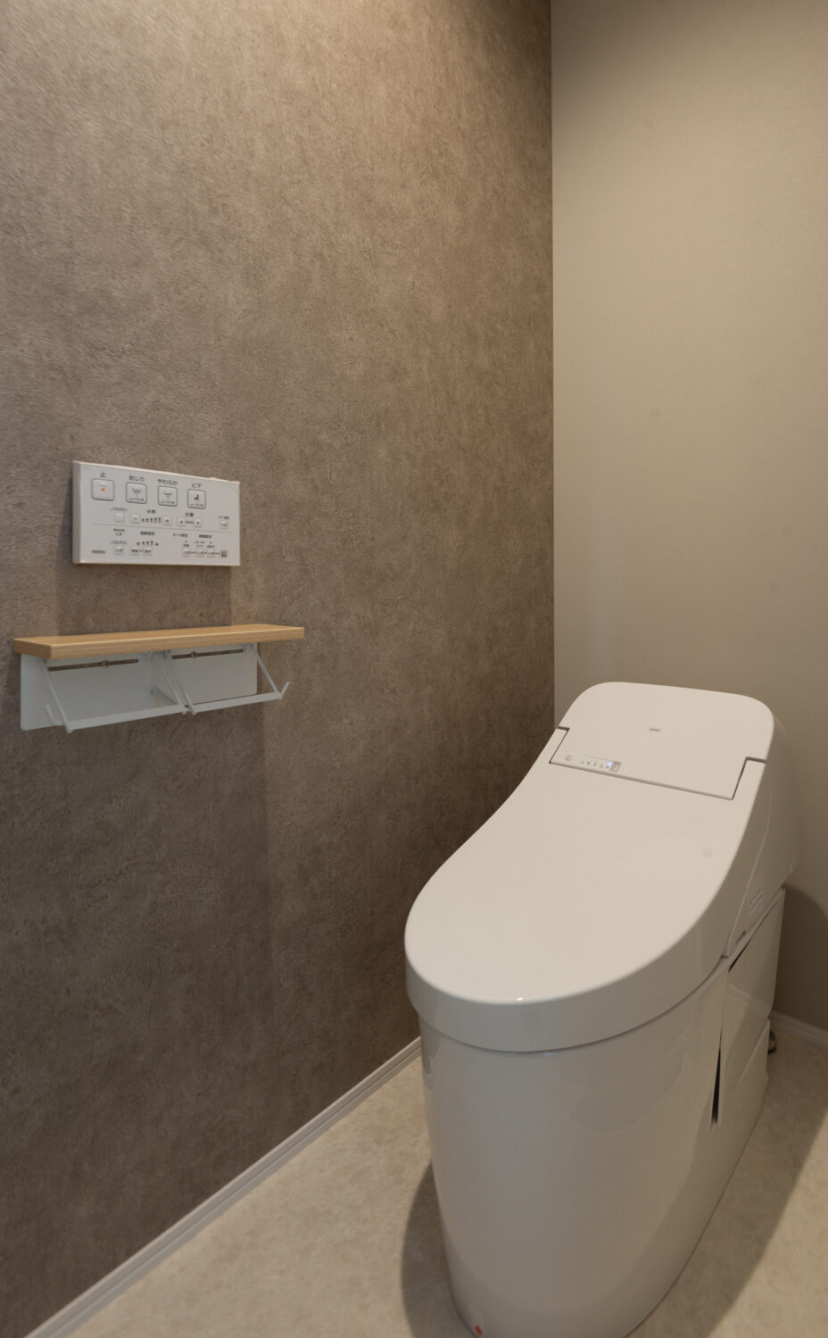 「勾配天井と間接照明で魅せる、居心地のいいお家」の写真